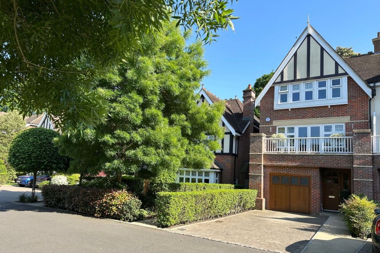 Queen Elizabeth Crescent, Beaconsfield, HP9